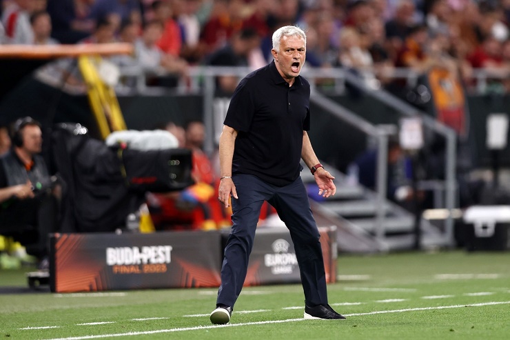 Ngoài đường biên, HLV Jose Mourinho vẫn như thường lệ rất tích ra dấu chỉ đạo các học trò