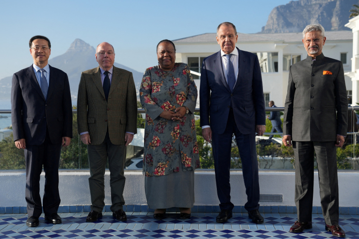 Các lãnh đạo Trung Quốc, Brazil, Nam Phi, Nga, Ấn Độ tham dự cuộc họp hôm 1-6. Ảnh: Reuters