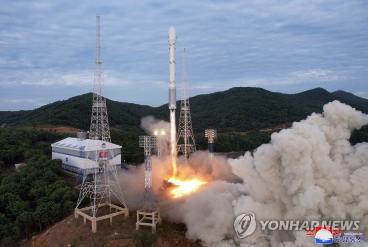 Những bức ảnh hiếm về vụ phóng vệ tinh trinh sát thất bại của Triều Tiên - 1