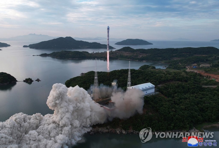 Những bức ảnh hiếm về vụ phóng vệ tinh trinh sát thất bại của Triều Tiên - 2