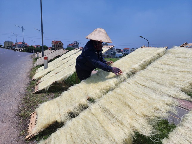 Minh Khai có nghề làm bún, miến dong truyền thống. Hiện tại, trên địa bàn xã có hàng trăm hộ gia đình và doanh nghiệp tham gia sản xuất bún khô, miếng dong. Sản phẩm không chỉ phục vụ thị trường trong nước mà còn xuất khẩu đi nhiều nước trên thế giới.