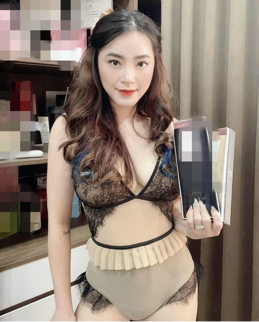 Hải Băng mặc táo bạo nhất hội “mẹ bỉm sữa showbiz Việt” để bán hàng 