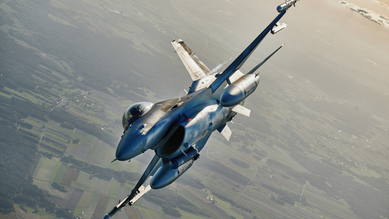 Ba Lan nêu lí do không cung cấp chiến đấu cơ F-16, tên lửa Patriot cho Ukraine - 1