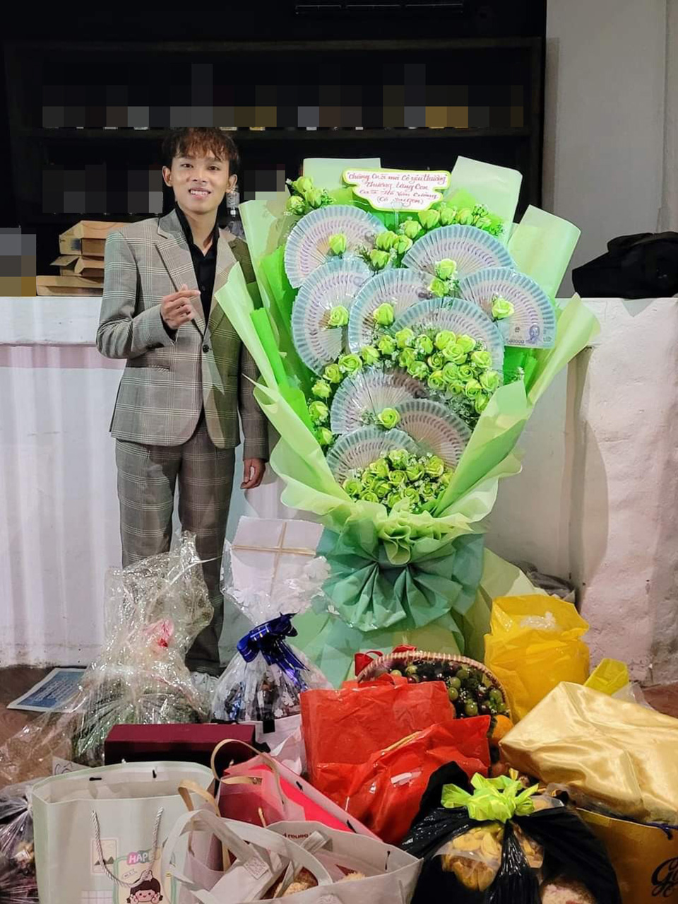 Hồ Văn Cường bên bó hoa kèm 120 triệu cùng nhiều phần quà của fan trong show diễn 28/5