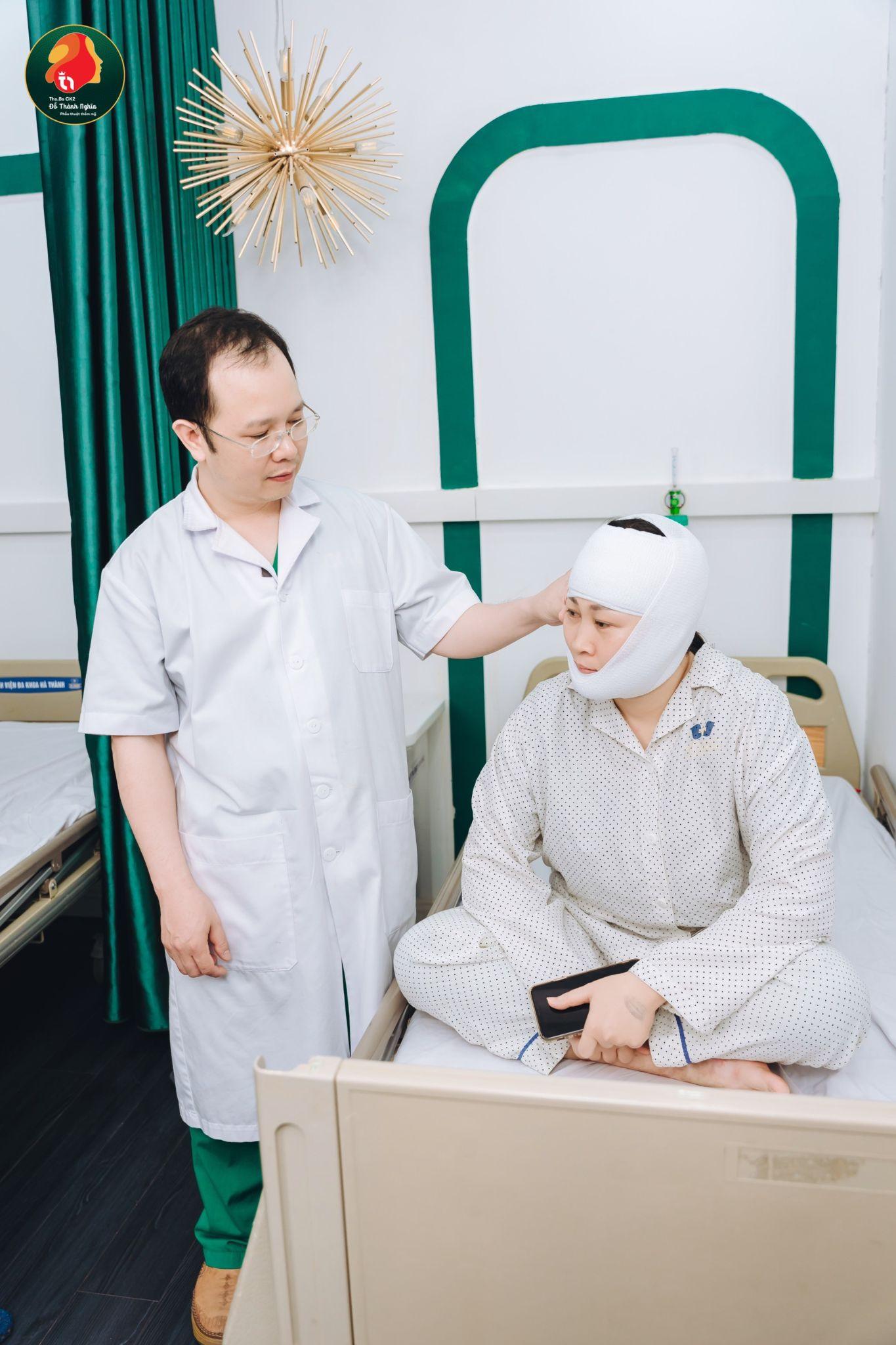 Bác sĩ Đỗ Thành Nghĩa thăm khám cho khách hàng căng da mặt dưới SMAS sau 2 ngày