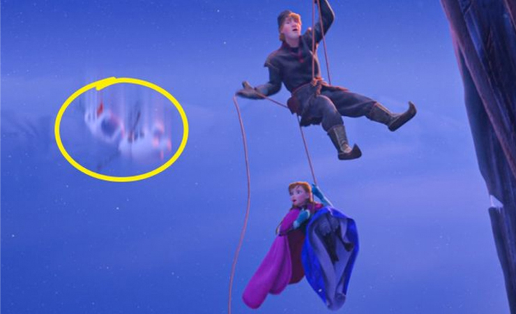 Trong "Frozen" - tác phẩm hoạt hình đạt doanh thu tỷ đô, khi con quái vật băng đang truy đuổi Anna, Kristoff và Olaf thì người tuyết Olaf bị ném&nbsp;xuống một khe núi trước.&nbsp;
