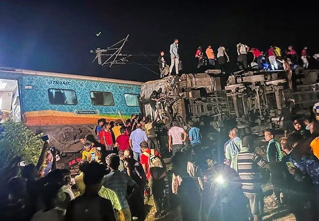 Hiện trường vụ tai nạn tàu hoả thảm khốc khiến hơn 1.100 người thương vong ở Ấn Độ - 4