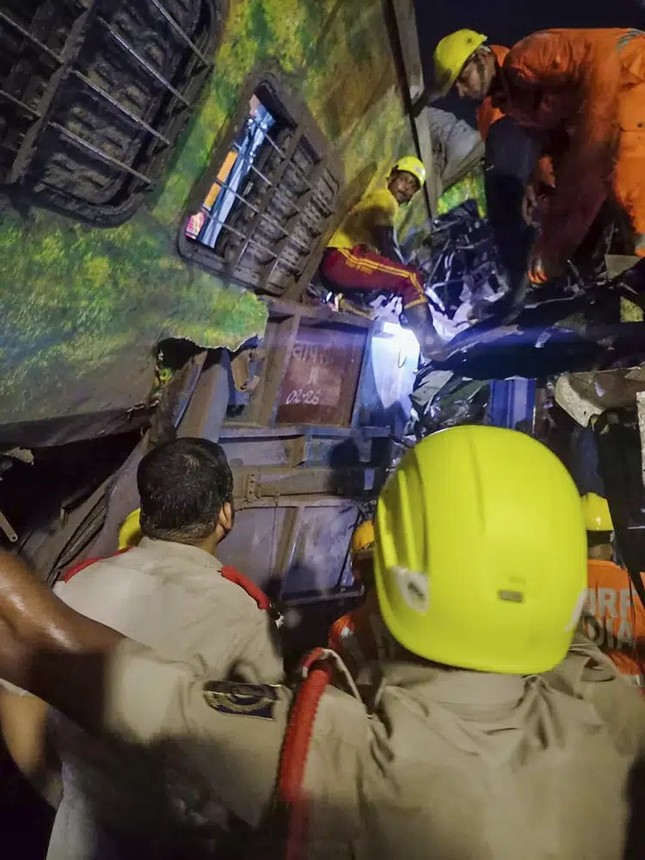 Hiện trường vụ tai nạn tàu hoả thảm khốc khiến hơn 1.100 người thương vong ở Ấn Độ - 6