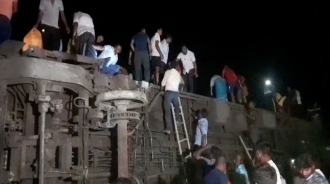 Hiện trường vụ tai nạn tàu hoả thảm khốc khiến hơn 1.100 người thương vong ở Ấn Độ - 1