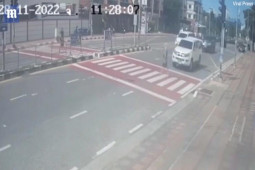 Video: Vượt đèn đỏ, xe bán tải húc bay người đi bộ