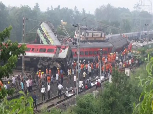 Hiện trường và công tác cứu hộ vụ tàu trật đường ray ở Ấn Độ. Ảnh: The Indian Express, NDTV, India Today