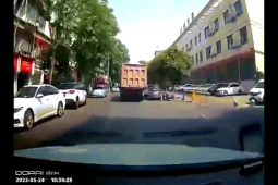 Video: Kinh hoàng trước cảnh xe tải bị hố tử thần ”nuốt chửng”