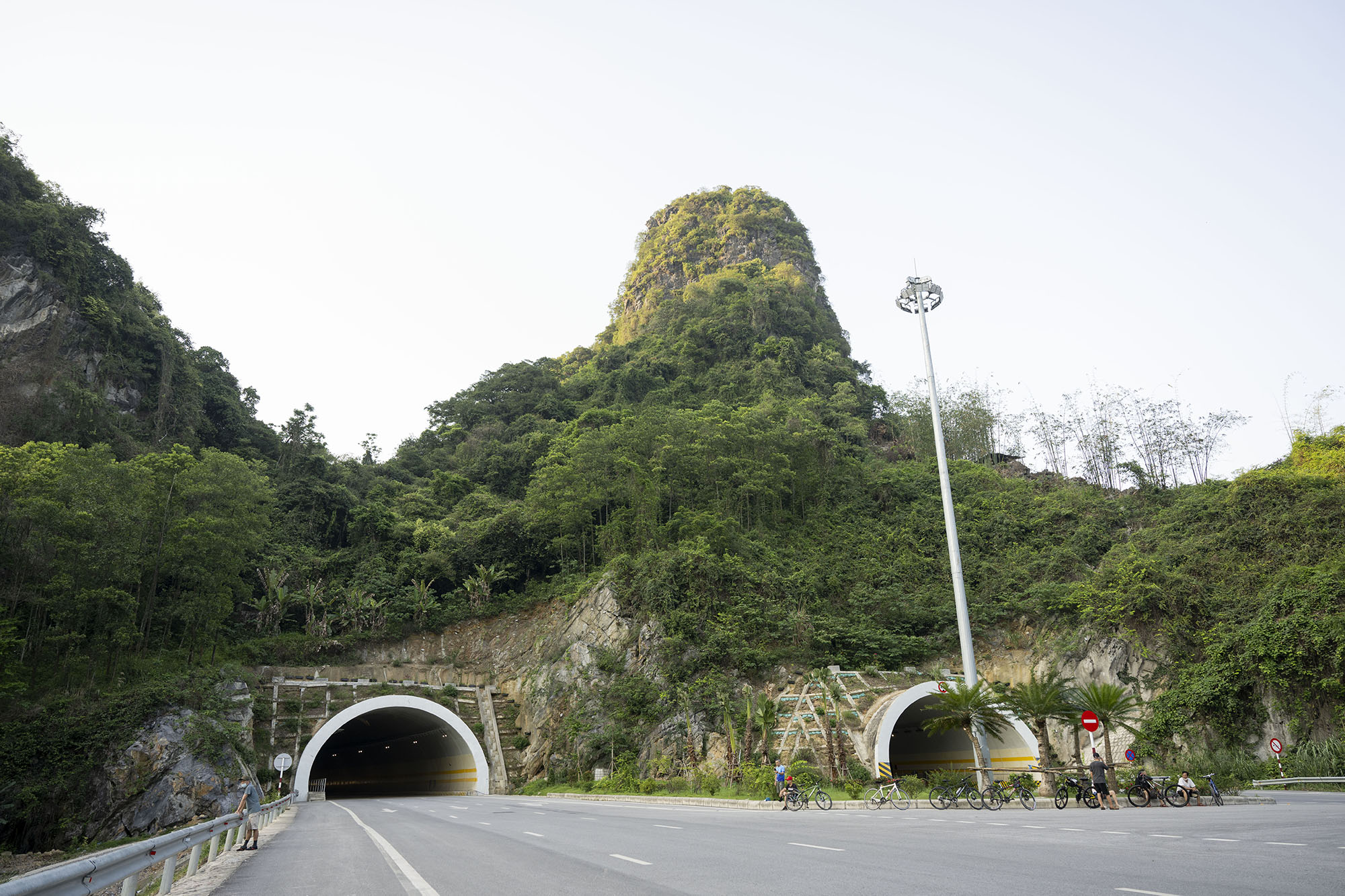 Một vòng cung đường bao biển đẹp bậc nhất Việt Nam chạy qua 2 thành phố - 10