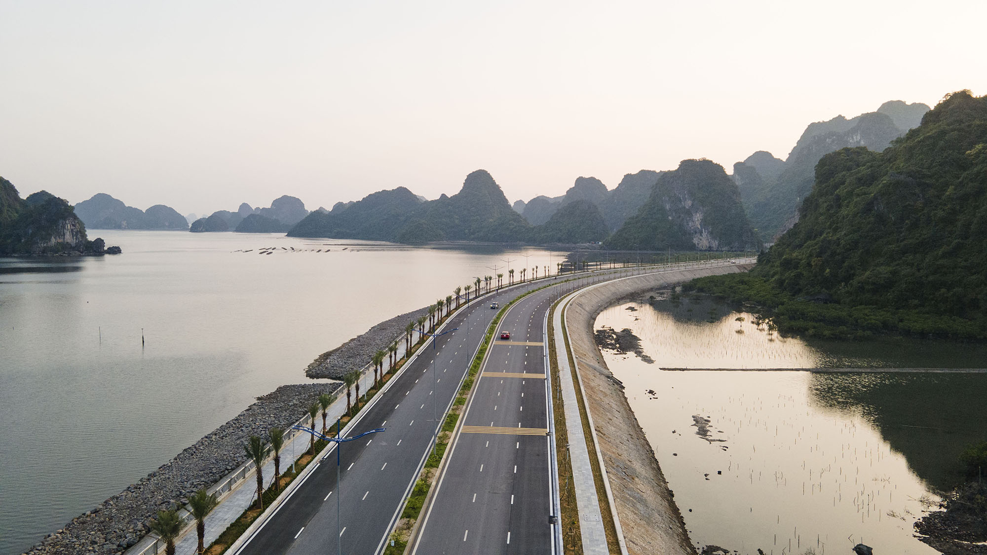 Một vòng cung đường bao biển đẹp bậc nhất Việt Nam chạy qua 2 thành phố - 2
