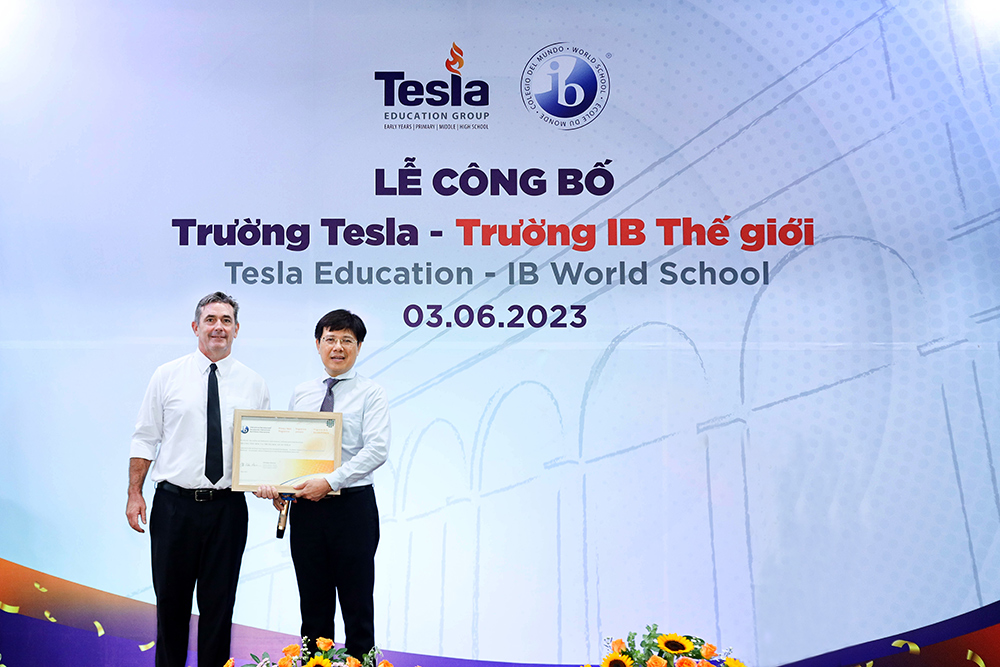 Ông Huỳnh Nam Hưng - Đại diện Trường Quốc tế Tesla và ông Tim Vanderpool - Tổng Hiệu trưởng Tesla nhận Chứng nhận Trường IB thế giới