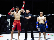 Thể thao - Người khổng lồ làng võ gây sốt giải MMA hot nhất Việt Nam, thắng sau 2 phút