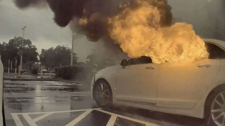 Mỹ: Mẹ để 2 con nhỏ trong ôtô rồi đi trộm cắp, xe bốc cháy dữ dội - 1