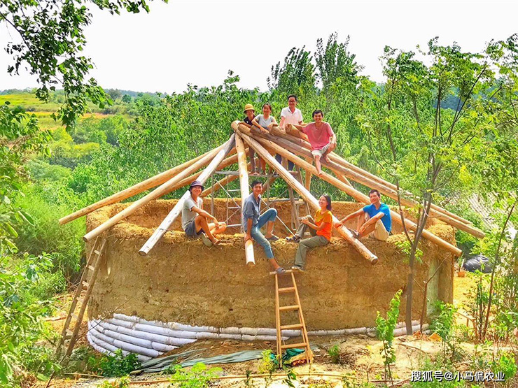 Vợ chồng Xiaofang sống ở Trung Quốc sau khi rời thành phố đã về quê nhà làm căn nhà độc đáo nhất làng.
