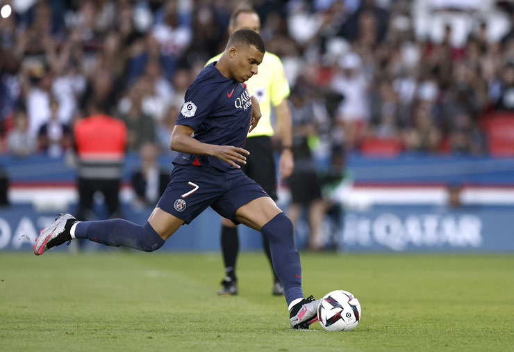 Mbappe ghi bàn nâng tỷ số lên 2-0 cho PSG nhưng họ vẫn thua ngược Clermont Foot 2-3