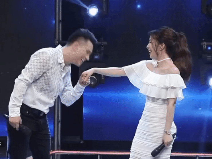 Việt Anh hôn Quỳnh Nga trên sóng truyền hình: Khán giả phấn khích cổ vũ "hôn đi"