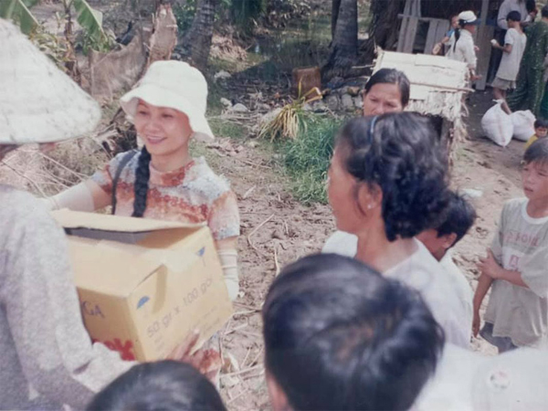 Đời tư kín tiếng về người phụ nữ cứ 1-2 ngày &#39;bắt&#39; Thủy Tiên gửi tiền, được con gái xây nhà sang từ chục năm trước để báo hiếu - 1