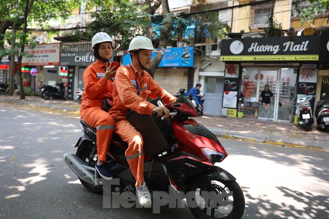 Tại Công ty Điện lực Hai Bà Trưng, công việc tuyên truyền theo hình thức mới được tiến hành thành ca, mỗi ca kéo dài khoảng 2 giờ, thời gian thường vào khung giờ cao điểm từ 20 - 22h.