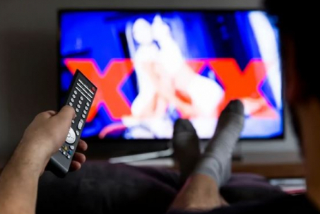 Nghiện phim khiêu dâm làm giảm ham muốn tình dục ở thanh niên