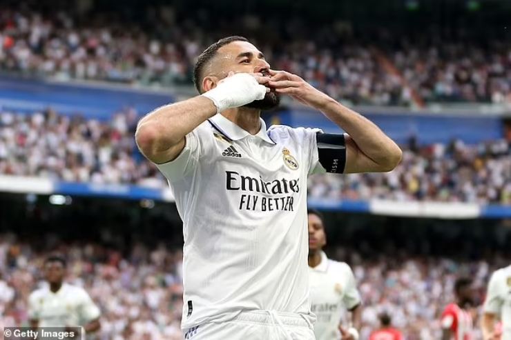 Bên cạnh Quả bóng vàng 2022, Benzema còn giành tổng cộng 25 danh hiệu tập thể, bao gồm&nbsp;5 Champions League, 5 Club World Cup, 4 Siêu cúp châu Âu, 4&nbsp;La Liga, 3 Copa&nbsp;del Rey và 4 Siêu cúp Tây Ban Nha.