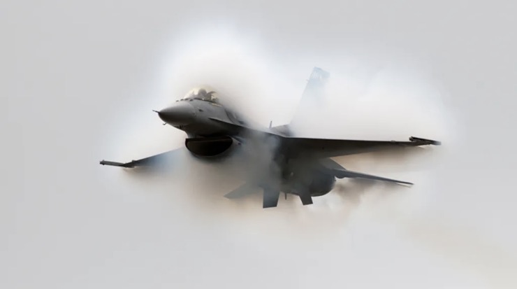 Chiến đấu cơ F-16 xuất kích tạo ra tiếng nổ siêu thanh gây hoang mang ở thủ đô của Mỹ - 1
