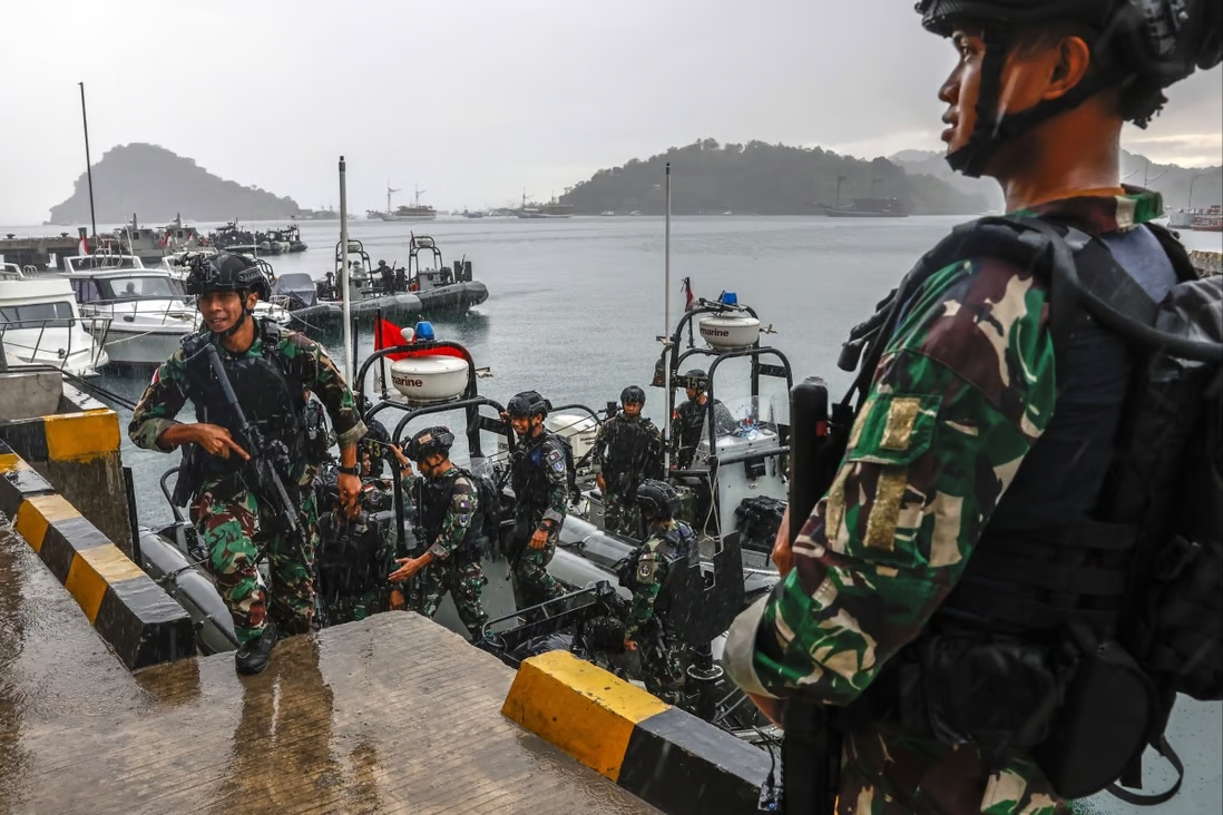 Lính hải quân Indonesia rời tàu sau nhiệm vụ tuần tra (ảnh: SCMP)