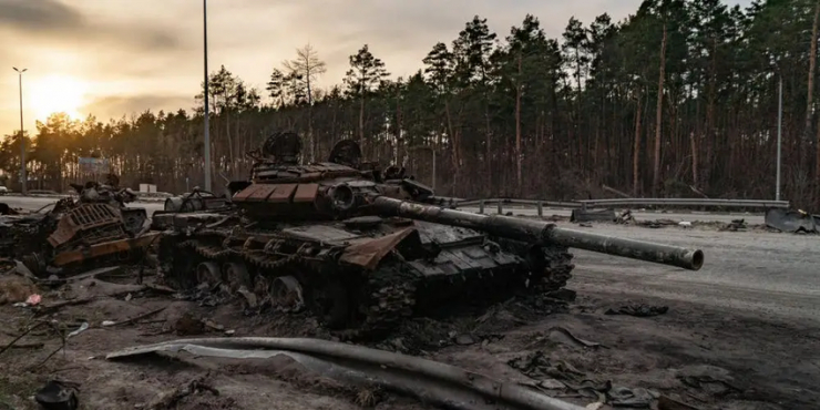 Một xe tăng Nga bị phá hủy ở Ukraine. Ảnh: GETTY IMAGES