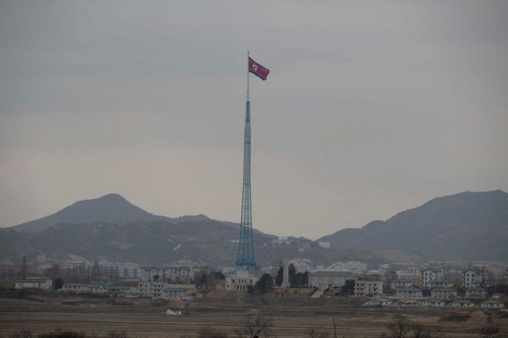 Cột cờ Triều Tiên được chụp từ làng đình chiến Panmunjom, tỉnh Paju, Hàn Quốc. Ảnh: Jeon Heon-Kyun/POOL