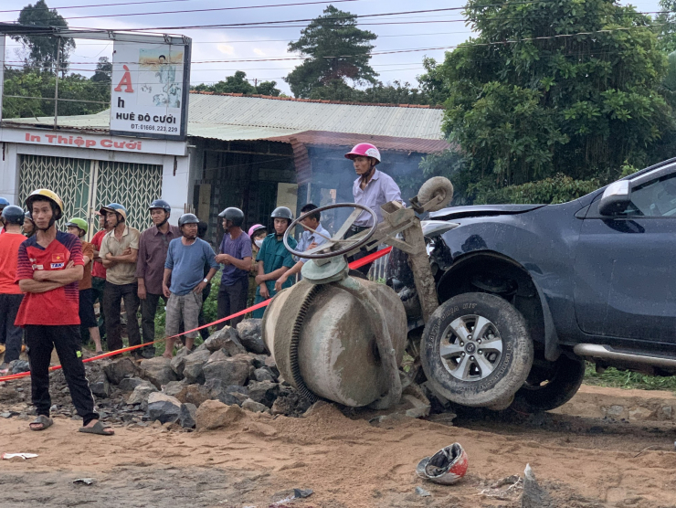 Chiếc xe bán tải bị tông đã mất kiểm soát, lao lên phía trước tông vào chiều vật dụng