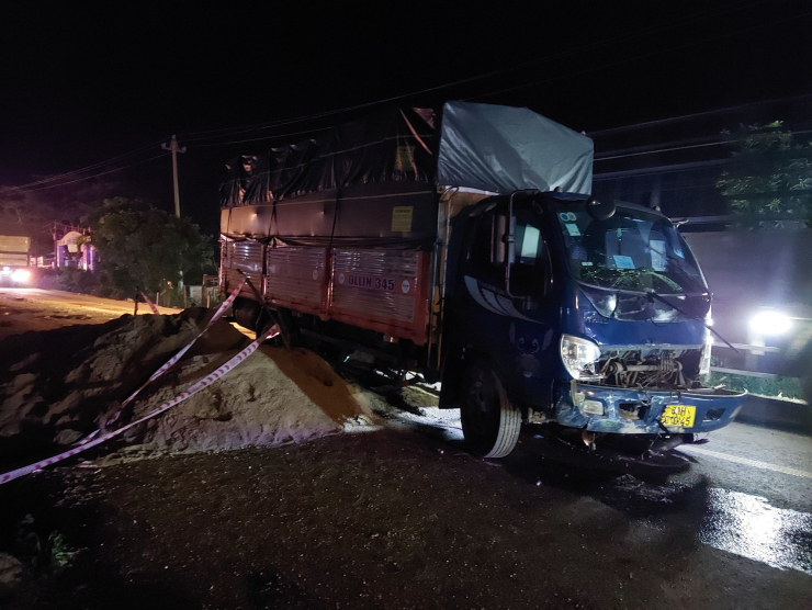 Đoạn đường đang được thi công mương thoát nước, vật liệu được đổ tràn ra lòng đường