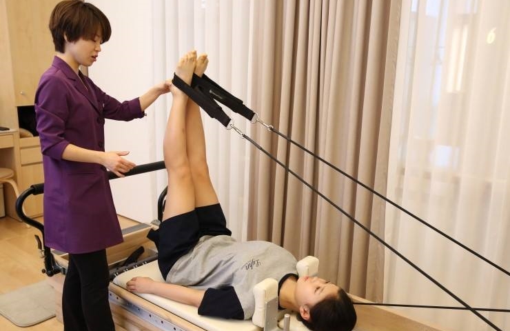 Để có được vóc dáng thon gọn, Kim Yoo Jung tập pilates từ nhỏ. Bộ môn được rất nhiều idol Hàn yêu thích, giúp đốt cháy calo,&nbsp;tăng độ dẻo dai, linh hoạt cho cơ thể.&nbsp;
