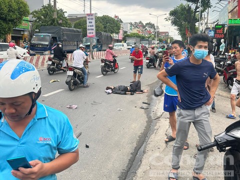 Người bị thương nằm trên đường.