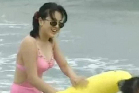 Song Hye Kyo mặc bikini gợi cảm trong phân cảnh "thân mật" bỗng lên top 1 tìm kiếm