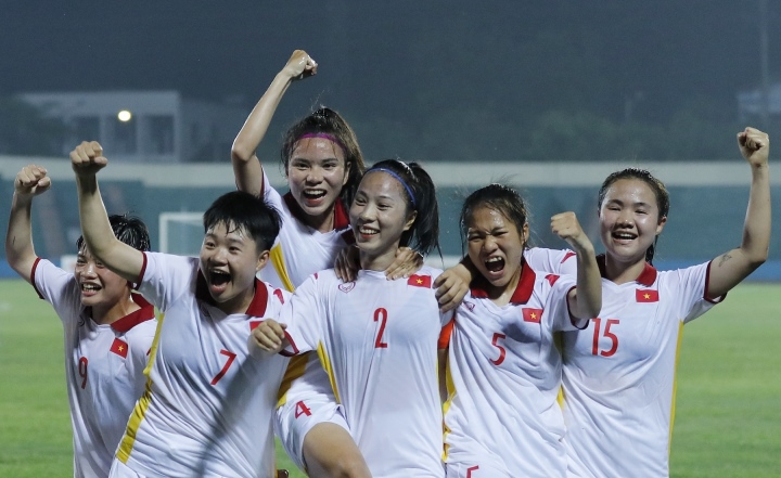 Bảo Trâm ăn mừng chiến thắng cùng đồng đội sau khi ghi bàn thắng thứ 2 vào lưới tuyển U20 nữ Li-băng.&nbsp;Với chiến thắng này,&nbsp;U20 nữ Việt Nam chính thức giành&nbsp;được tấm vé tiến vào VCK giải U20 nữ châu Á 2024.