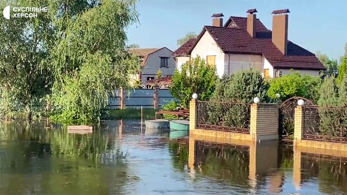 Cảnh ngập lụt ở quận&nbsp;Korabel, thành phố Kherson hiện do Ukraine kiểm soát.