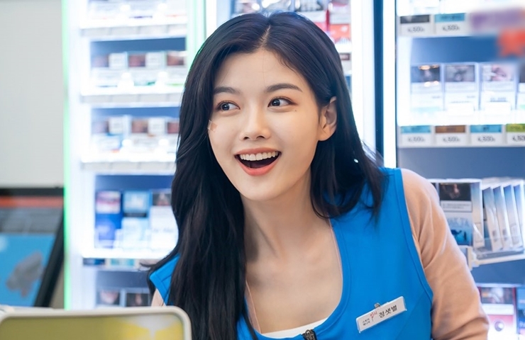 Kim Yoo Jung bước chân vào con đường nghệ thuật từ năm 4 tuổi, ghi dấu ấn qua loạt tác phẩm đình đám như:&nbsp;"Mặt trăng ôm mặt trời", "Mây họa ánh trăng". Đặc biệt, trong bộ phim&nbsp;"Cửa hàng tiện lợi Saet Byul" cô vào vai nhân viên, đóng cùng tài tử&nbsp;Ji Chang Wook.
