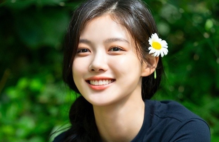 Kim Yoo Jung được mênh danh là "em gái quốc dân" xứ Kim Chi. 
