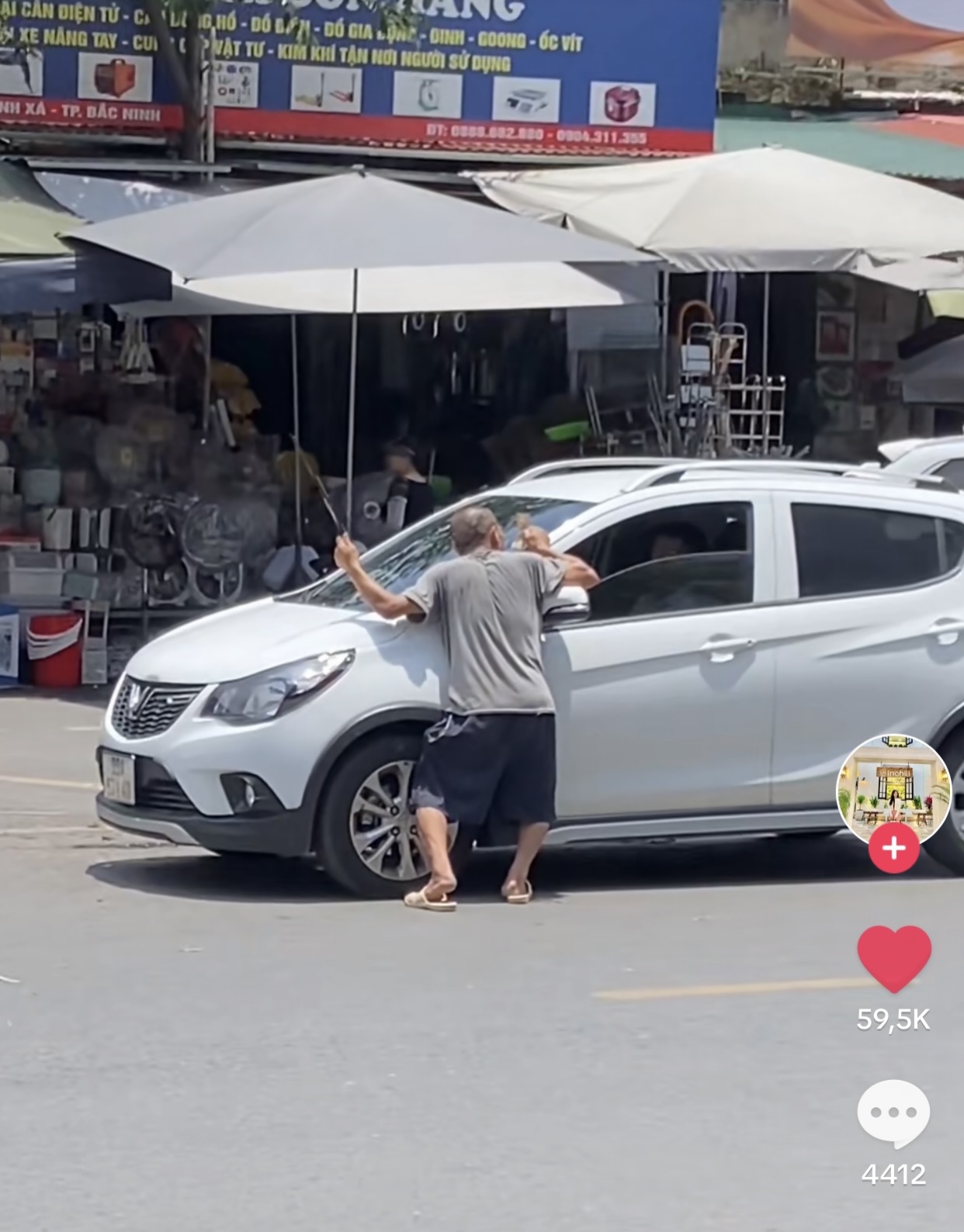 Người đàn ông có hành động chặn xe, bẻ cần gạt mưa để “xin đểu” tiền của tài xế ô tô. Ảnh cắt từ clip