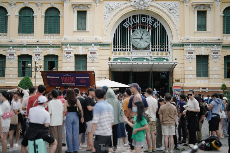 Anh Lại Văn Mạnh (ngụ TP Thủ Đức) tranh thủ thưởng thức ly cà phê miễn phí trước cổng Bưu điện trung tâm chia sẻ: "Quá hay, quá vui, quá phấn khởi cho sự phục hồi sau đại dịch của TPHCM. Trước khi tham gia tour này, tôi tranh thủ đạp xe vòng quanh trung tâm, hít thở không khí. Theo hướng dẫn viên, tôi mới được ngắm nhìn TPHCM từ nhiều góc độ. Tôi được trải mình dưới hàng me xanh của Đường sách TPHCM. Tôi được khám phá những công trình kiến trúc có tuổi đời trên trăm năm".