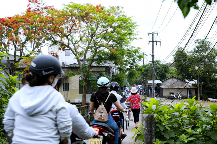 Trên đường làng.