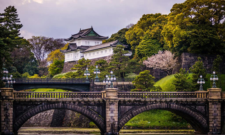 Tokyo, Nhật Bản: Thành phố đông dân nhất thế giới là Tokyo, Nhật Bản. Với dân số hơn 37 triệu người, nó đã trở thành thành phố đông dân nhất thế giới. Là một trong những thành phố lớn nhất và quyền lực nhất ở châu Á, Tokyo cũng có vô số lựa chọn về ăn uống, giải trí, mua sắm và trải nghiệm các nền văn hóa khác nhau mà thành phố và cư dân của nó mang lại.
