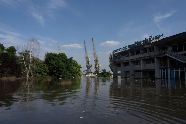 Một tuyến phố chìm trong nước ở Kherson. Ảnh: AP