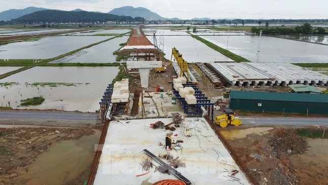 Mặc dù thi công trong phạm vi hàng rào riêng biệt, nhưng nhiều thời điểm trong ngày thời gian qua, PV Tiền Phong ghi nhận công trường vắng bóng công nhân thi công.