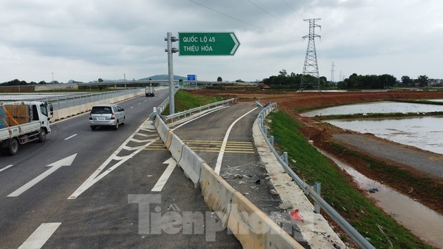 Tại nút giao Thiệu Giang có biển báo và đường dẫn ra khỏi cao tốc để đi về phía QL45, thị trấn Thiệu Hoá, nhưng khi nhiều chủ xe tiếp cận đã bị chặn bởi những phiến bê tông thế này.