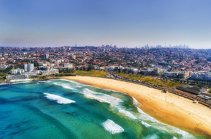 Bãi biển Bondi là một trong những bãi biển nổi tiếng nhất thế giới, với cát trắng mịn như bột, những con sóng lớn và bầu không khí náo nhiệt.
