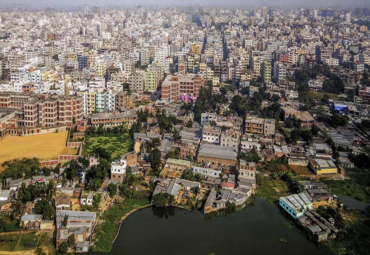 Dhaka, Bangladesh có dân số 23,2 triệu.&nbsp;Do số lượng lớn các nhà thờ Hồi giáo đã được xây dựng ở đó, Dhaka được công nhận trên toàn thế giới là Thành phố của các nhà thờ Hồi giáo. Dhaka được coi là trung tâm công nghiệp và thương mại của Bangladesh. Bảo tàng Quốc gia hiện đại và các địa điểm lịch sử khác cho phép du khách tìm hiểu về quá khứ văn hóa phong phú của Dhaka.
